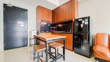 Refrigerador con freezer, placa de cocina, arrocera