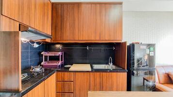 Refrigerador con freezer, placa de cocina, arrocera