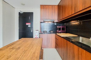 Deluxe Apartment | Private kitchen | Full-size fridge, stovetop, rice cooker, cookware/dishes/utensils