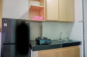 Refrigerador con freezer, placa de cocina, arrocera