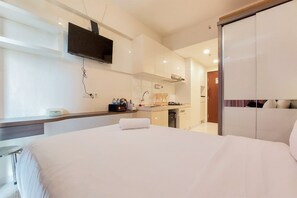 Interior - Minimalist Designed And Homey Stay Studio At Sky House Bsd Apartment (Pagedangan)