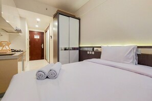 Living area - Minimalist Designed And Homey Stay Studio At Sky House Bsd Apartment (Pagedangan)