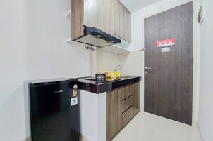 Deluxe Apartment | Private kitchen | Full-size fridge, stovetop, rice cooker, cookware/dishes/utensils