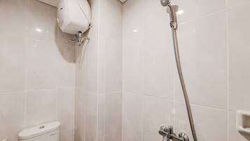 Deluxe Apartment | Bathroom | Shower, towels, shampoo