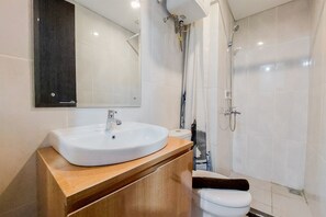 Deluxe Apartment | Bathroom | Shower, towels, shampoo - Best Deal And Comfortable 2Br Serpong Garden Apartment (Cisauk)