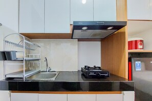 Private kitchen - Best Choice And Homey Studio Serpong Garden Apartment (Cisauk)