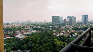 Paesaggio urbano con edifici residenziali fitti e alcuni grattacieli.