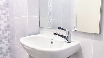 Deluxe Apartment | Bathroom | Shower, towels, shampoo