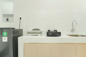 Deluxe Apartment | Private kitchen | Full-size fridge, stovetop, rice cooker, cookware/dishes/utensils