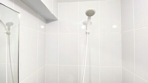 Deluxe-Apartment | Badezimmer | Dusche, Handtücher, Shampoo