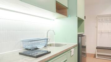 Apartemen Deluks | Dapur pribadi | Lemari es besar, kompor, penanak nasi, dan peralatan masak/sendok-piring