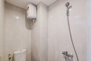 Deluxe appartement | Badkamer | Een douche, handdoeken, shampoo