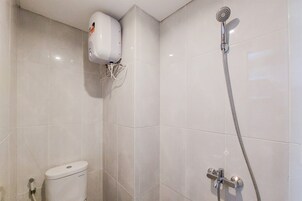 Deluxe Apartment | Bathroom | Shower, towels, shampoo