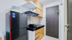 Apartemen Deluks | Dapur pribadi | Lemari es besar, kompor, penanak nasi, dan peralatan masak/sendok-piring