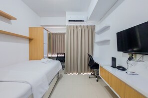 Free WiFi - Restful And Cozy Studio At Serpong Garden Apartment (Cisauk)