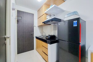 Deluxe Apartment | Private kitchen | Full-size fridge, stovetop, rice cooker, cookware/dishes/utensils