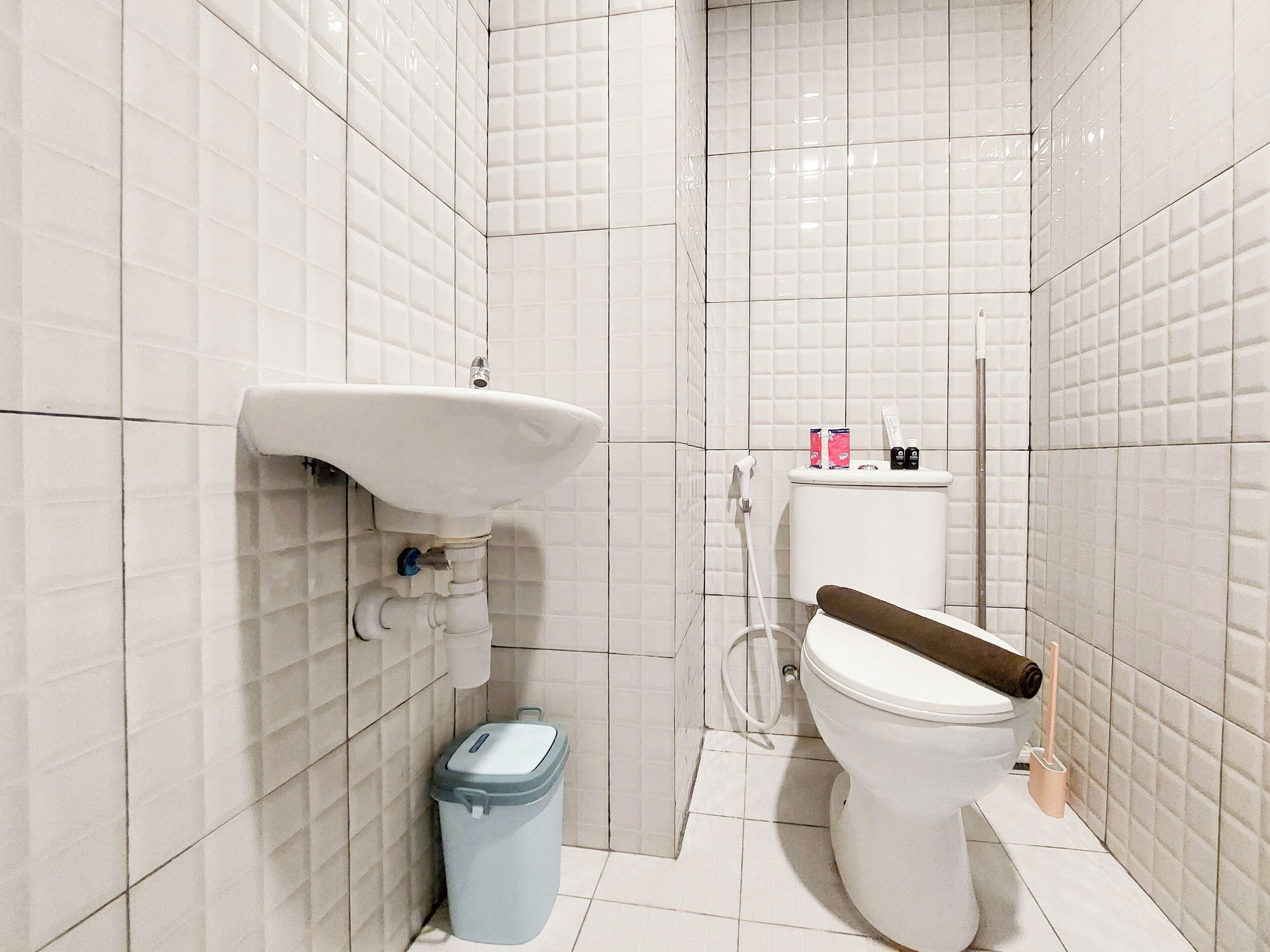 Apartamento luxo | Banheiro | Chuveiro, toalhas de banho, shampoo 