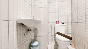 Apartamento luxo | Banheiro | Chuveiro, toalhas de banho, shampoo