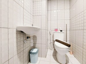 Bathroom - Cozy And Strategic Studio Apartment At De Prima (Medan)