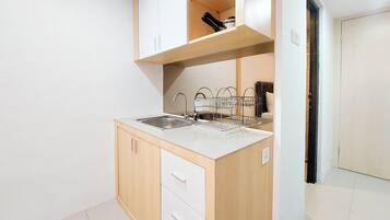 Apartamento luxo | Cozinha privada | Geladeira grande, cooktop, panela elétrica de arroz