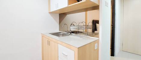 Deluxe Apartment | Private kitchen | Full-sized fridge, stovetop, rice cooker, cookware/dishes/utensils