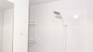 Deluxe Apartment | Bathroom | Shower, towels, shampoo