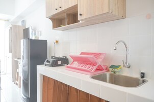 Deluxe Apartment | Private kitchen | Full-size fridge, stovetop, rice cooker, cookware/dishes/utensils