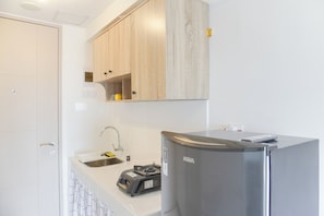 Deluxe Apartment | Private kitchen - Simply Look And Homey Studio Tokyo Riverside Pik 2 Apartment (Teluknaga)