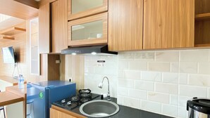 Apartemen Deluks | Dapur pribadi | Lemari es besar, kompor, penanak nasi, dan peralatan masak/sendok-piring