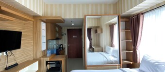 Cozy Stay Studio At Tamansari Mahogany Karawang Apartment