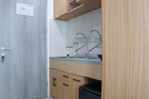 Deluxe Apartment | Private kitchen | Full-sized fridge, microwave, stovetop, rice cooker - Minimalist Design Studio At Osaka Riverview Pik 2 Apartment (Kosambi)