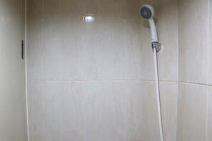 Deluxe-Apartment | Badezimmer | Dusche, Handtücher, Shampoo