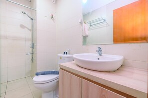 Deluxe Apartment | Bathroom | Shower, towels, shampoo - Nice And Comfort 2Br Apartment At Woodland Park Residence (Jakarta)