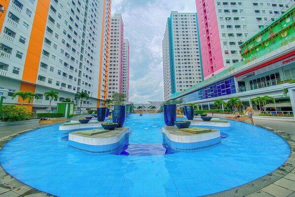 Outdoor pool - Comfort Designed 2Br At Green Pramuka City Apartment (Jakarta)