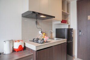 Refrigerador con freezer, placa de cocina, arrocera