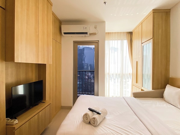 Deluxe Apartment | Minibar, free WiFi - Modern Design And Homey Studio Ciputra World 2 Apartment (Jakarta)