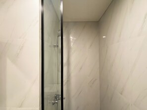 Departamento Deluxe | Baño | Regadera, toallas, shampoo 