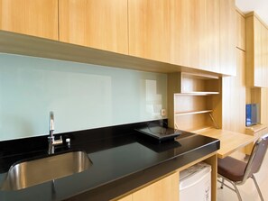 Deluxe Apartment | Private kitchen | Stovetop, rice cooker, cookware/dishes/utensils - Modern Design And Homey Studio Ciputra World 2 Apartment (Jakarta)
