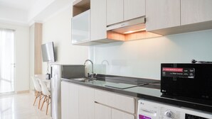 Et moderne køkken med opvaskemaskine, mikroovn og smart inverter.