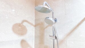 Apartemen Deluks | Kamar mandi | Shower, handuk,  dan sampo