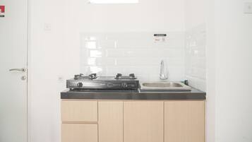 Deluxe Apartment | Private kitchen | Full-size fridge, stovetop, rice cooker, cookware/dishes/utensils