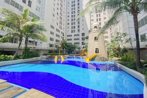 Outdoor pool - Full Furnished And Homey 2Br Bassura City Apartment Near Mall (Jakarta)