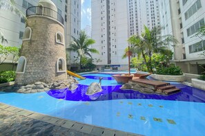 Outdoor pool - Full Furnished And Homey 2Br Bassura City Apartment Near Mall (Jakarta)