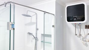 Deluxe appartement | Badkamer | Een douche, handdoeken, shampoo
