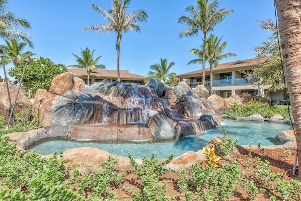 Alberca al aire libre y alberca climatizada