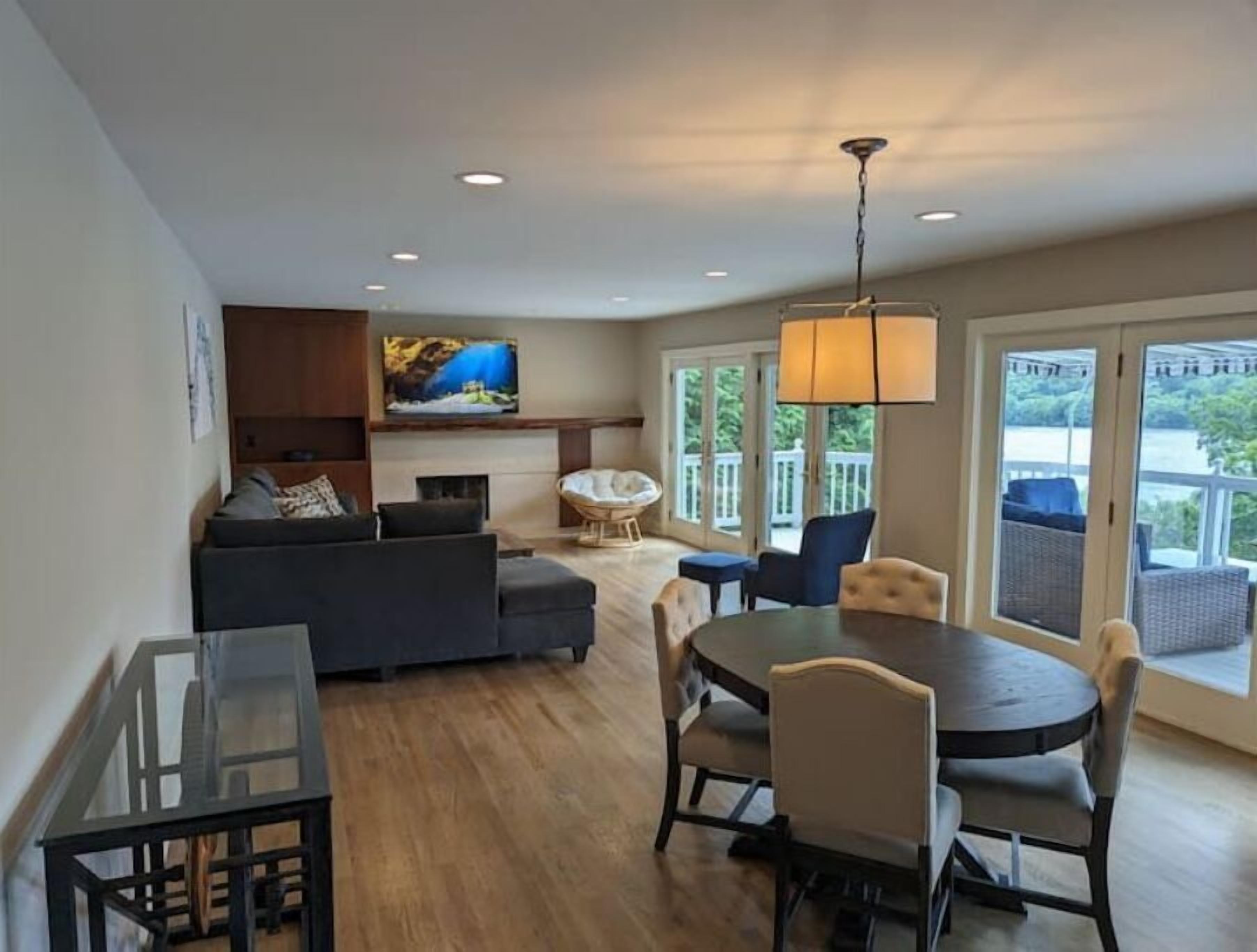 Smart-tv, een open haard, videospelletjes en een dvd-speler