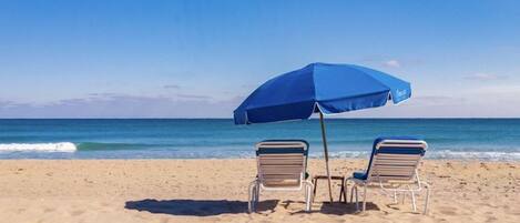 Plage à proximité, chaises longues, serviettes de plage