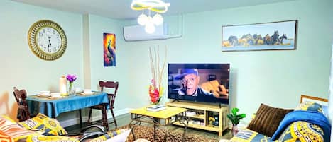 Smart TV, chimenea y libros