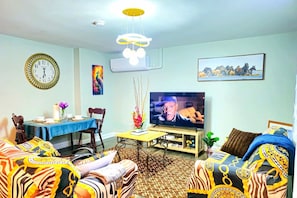 Smart-TV, Kamin, Bücher