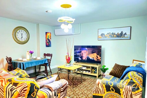 Lovely Two bedrooms 1 bathroom, it is close to the Airport, lake and park east. 